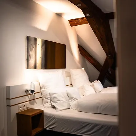 Design & Restaurant Loewen Готель Ульм
