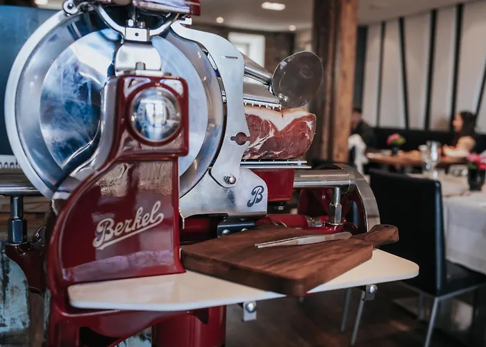 Design & Restaurant Loewen 4* אולם