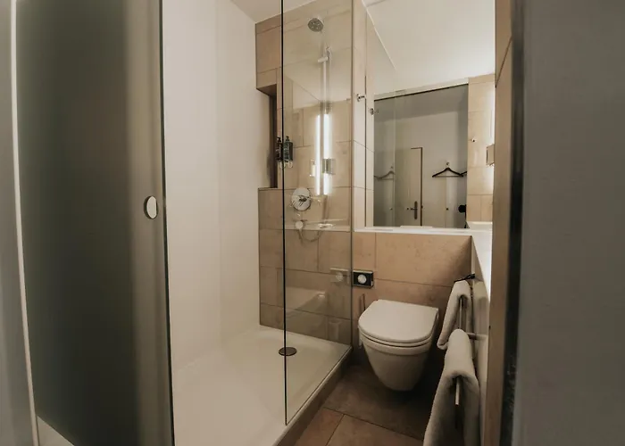 Design & Restaurant Loewen 4* אולם