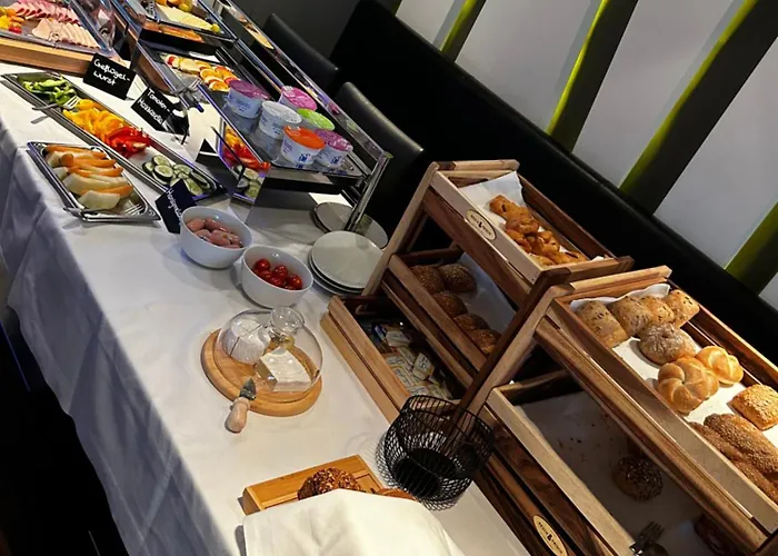 Design & Restaurant Loewen מלון אולם