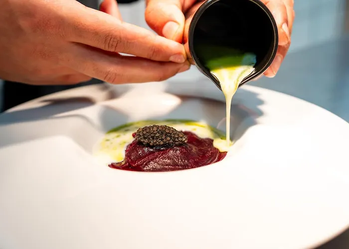 Design & Restaurant Loewen 4* אולם